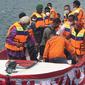 Menteri Sosial Tri Rismaharini meluncurkan bantuan berupa motor listrik dan kapal fiberglass untuk masyarakat Papua di Kantor Distrik Navigasi, Jayapura. (Nanda Perdana Putra/Liputan6)