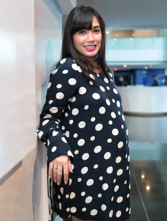 "Kita kan pengennya selamanya, masih lama. Tapi memang selama 5 tahun ini banyak yang kita pelajari, banyak yang telah kita lewati dalam suka-duka," ungkap Ussy ditemui di kawasan Pondok Indah, Jakarta Selatan, Sabtu (21/1). (Adrian Putra/Bintang.com)