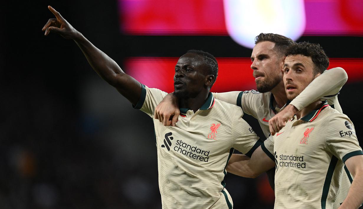 Selebrasi striker Liverpool, Sadio Mane (kiri) setelah mencetak gol ke gawang Aston Villa pada laga Liga Inggris 2021/2022 di Villa Park, Birmingham, 10 Mei 2022. Sadio Mane yang baru saja meninggalkan Liverpool pada awal musim 2022/2023 berhasil mencetak gol ke-100 di Liga Inggris saat menyumbang satu gol dalam kemenangan 5-0 Liverpool atas Watford pada pekan ke-8 Liga Inggris 2021/2022 (16/10/2021). Ia menjadi pemain Afrika ketiga yang mampu mencetak 100 gol atau lebih di Liga Inggris setelah Didier Drogba dan Mohamed Salah. (AFP/Paul Ellis)