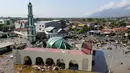 Foto pada 30 September 2018 menunjukkan kondisi Masjid Raya Baiturrahman setelah gempa bumi dan tsunami di Palu, Sulawesi Tengah, Rabu (3/10). Meski kubah dan beberapa dinding masjid runtuh, namun menaranya masih kokoh berdiri. (AP Photo/Tatan Syuflana)