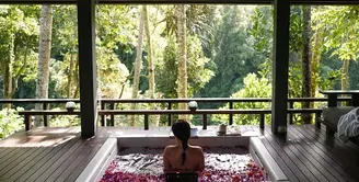 Aktris cantik Shandy Aulia baru-baru ini menikmati masa liburan di Pulau Dewata, Bali. (Instagram @shandyaulia)