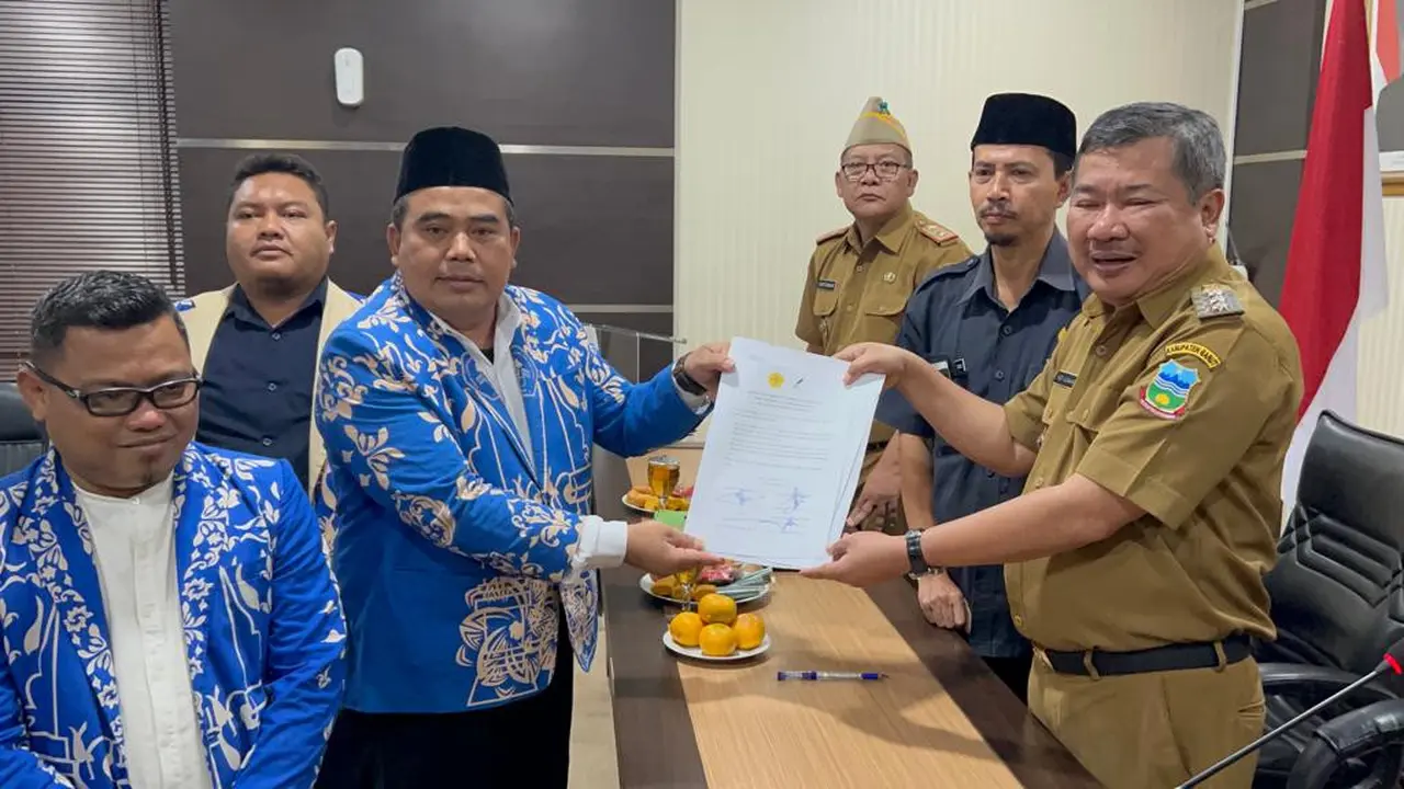Bupati Garut Rudy Gunawan bersama Ketua Baznas Kabupaten Garut Abdullah Effendi, setelah penandatanganan MoU penarikan zakat PPPK di Garut. (Liputan6.com/Jayadi Supriadin)