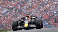 Kemenangan di F1 GP Belanda menjadi yang kesepuluh bagi Max Verstappen dari 14 seri di musim ini. (AP/Peter Dejong)