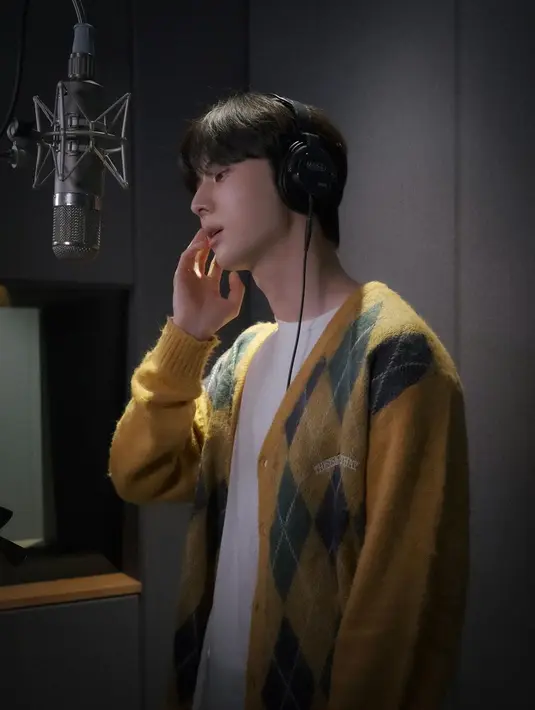 Penampilan Hwang Minhyun saat menjalani rekaman di studio musik ini terlihat begitu santai. Tak sedikit pula netizen yang memuji penampilan dari mantan member Wanna One satu ini. (Liputan6.com/IG/@optimushwang)