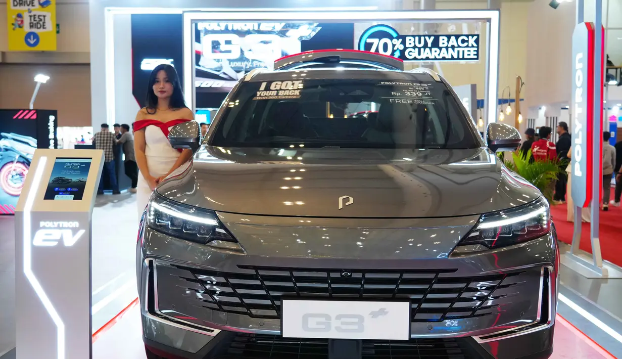 GJAW 2025 diikuti 80 peserta, dari 33 kendaraan penumpang, 10 merek sepeda motor, dan 2 merek karoseri, serta berbagai merek pendukung lainnya. Tampak dalam foto, seorang model berdiri di dekat Polytron G3 saat Gaikindo Jakarta Auto Week (GJAW) 2025 di Tangerang, Banten, Jumat 21 November 2025. (AP Photo/Tatan Syuflana)