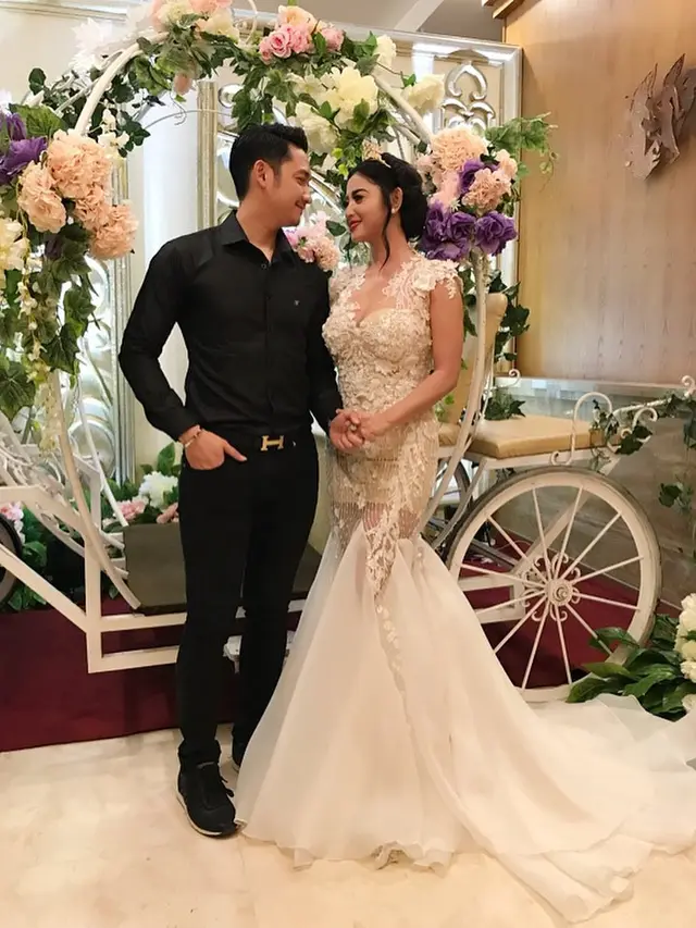 [Bintang] Dewi Perssik dan Angga Wijaya