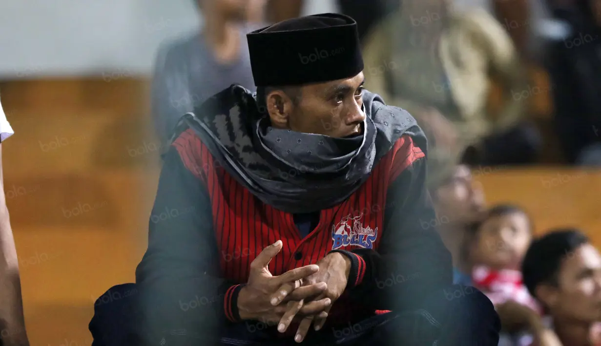 Seorang K-Conk Mania tengah serius menyaksikan laga Madura United melawan Persiba Balikpapan pada Torabika SC 2016 di Stadion Gelora Bangkalan, Senin(13/6/2016).  (Bola.com/Nicklas Hanoatubun)