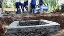 Petugas menyelesaikan pembuatan sumur resapan di kawasan Monas, Jakarta, Selasa (26/2). Pemkot Jakarta Pusat akan membangun 1.000 sumur resapan yang tersebar di berbagai lokasi untuk menampung air hujan. (Liputan6.com/Immanuel Antonius)