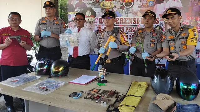 Polisi memperlihatkan barang bukti yang disita dari pelaku pembobolan minimarket di Pekanbaru.