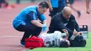 Aksi tekel keras dari Rizky Ridho membuat Beckham terkapar di lapangan. (Bola.com/M Iqbal Ichsan)