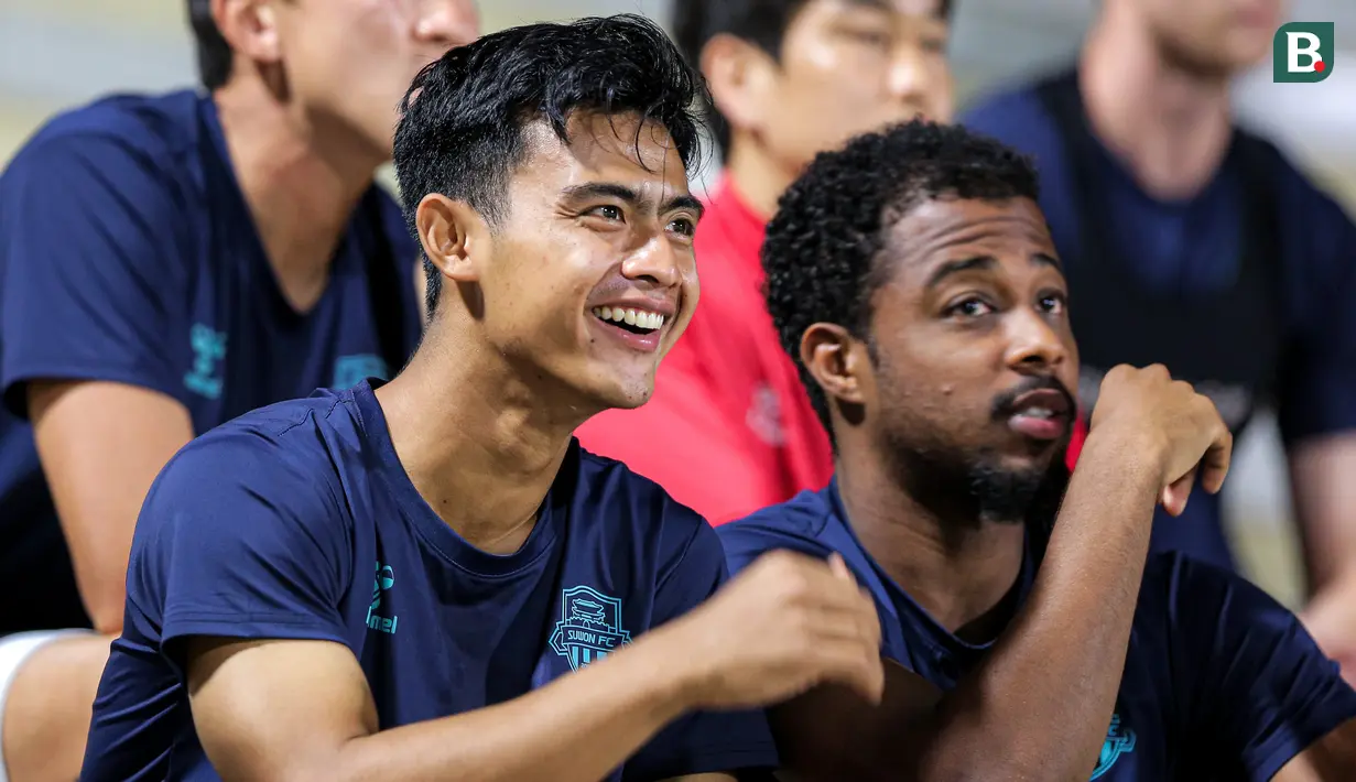 <p>Pratama Arhan (kiri) berbincang dengan rekannya saat laga uji coba antara Suwon FC melawan Bhayangkara FC di Stadion PTIK, Jakarta, Senin (12/02/2024). (Bola.com/Bagaskara Lazuardi)</p>