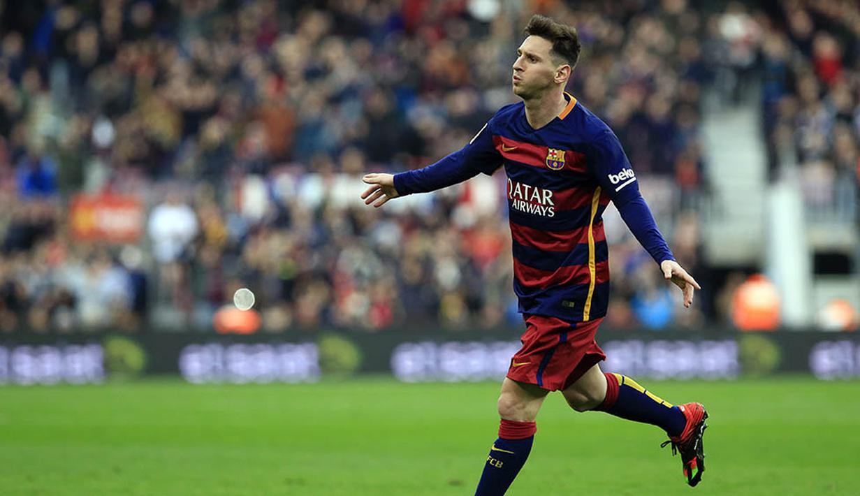 Bintang Barcelona, Lionel Messi, merayakan gol dengan berlari santai sambil melebarkan kedua tangannya usai membobol gawang Deportivo pada laga La Liga di Stadion Camp Nou, Spanyol, Sabtu (12/12/2015). (AFP/Pau Barrena)