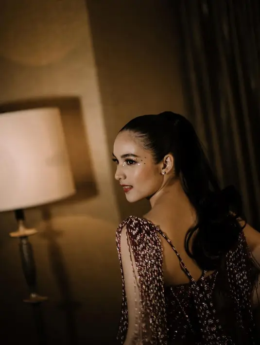 Gaun yang dibuat untuk menari semalaman tetap disesuaikan dengan kepribadian anggun dan elegan Chelsea Islan. [@iluminen]