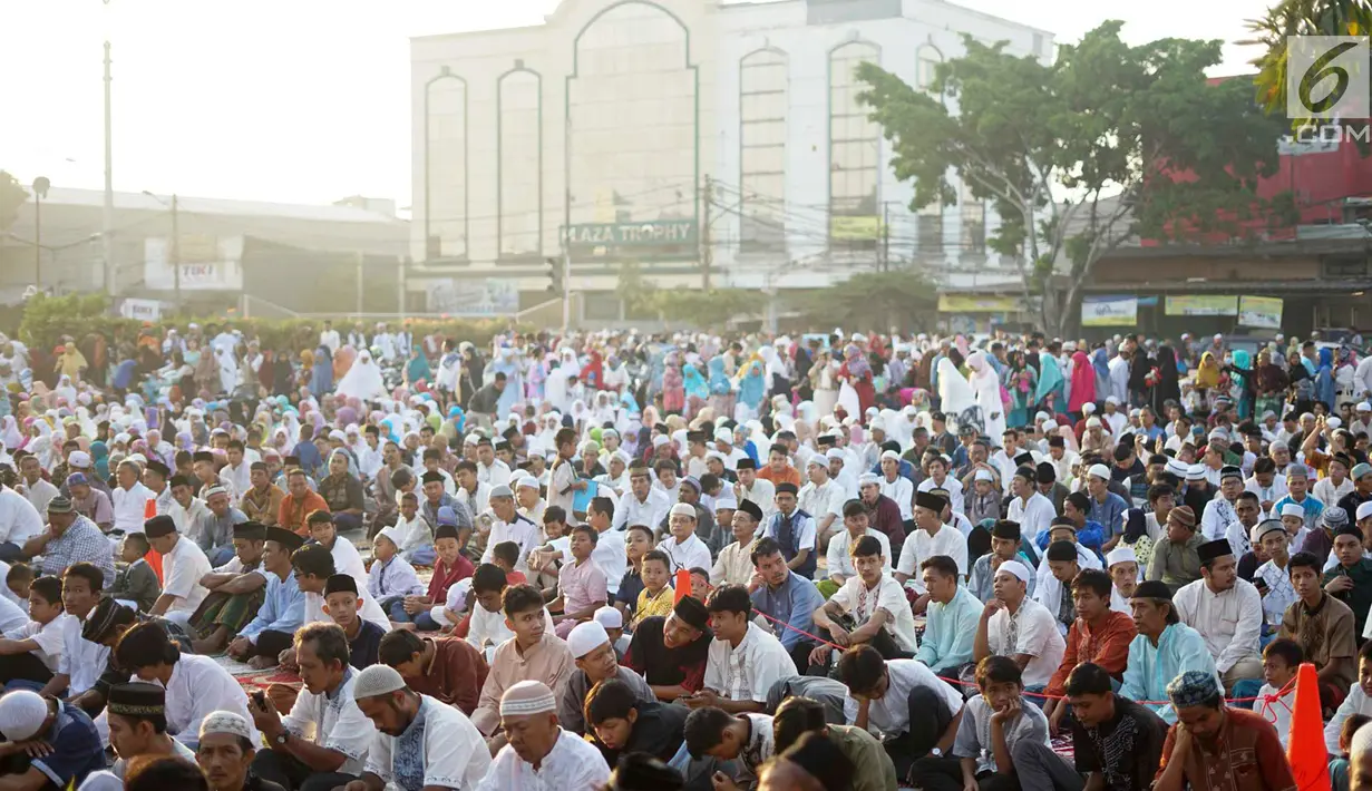 Warga berkumpul untuk melaksanakan salat Id di kawasan persimpangan Pasar Senen, Jakarta, Rabu (5/6/2019). Hari Raya Idul Fitri 1440 H dirayakan berbagai umat Muslim di seluruh Indonesia dan dunia. (Liputan6.com/Immanuel Antonius)