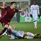 Diego Perotti coba hindari tekel pemain Carpi (AFP)