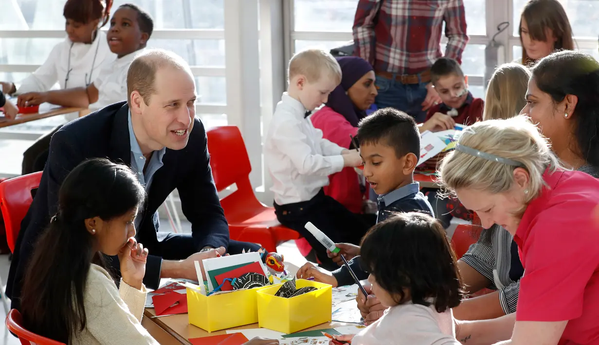 Pangeran William berbincang dengan pasien anak di Rumah Sakit Anak Evelina di London, Inggris (11/12). Kunjungan ke RS ini pernah dilakukan William bersama mendiang ibunya, Putri Diana. (Chris Jackson/Pool via AP)