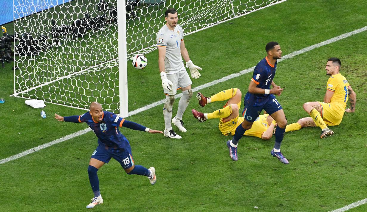 Cody Gakpo dan Donyell Malen tampil cemerlang saat membawa Timnas Belanda menggilas Rumania pada babak 16 besar Euro 2024 di Fussball Arena, Munchen, Selasa (2/7/2024). (AFP/Thomas Kienzle)