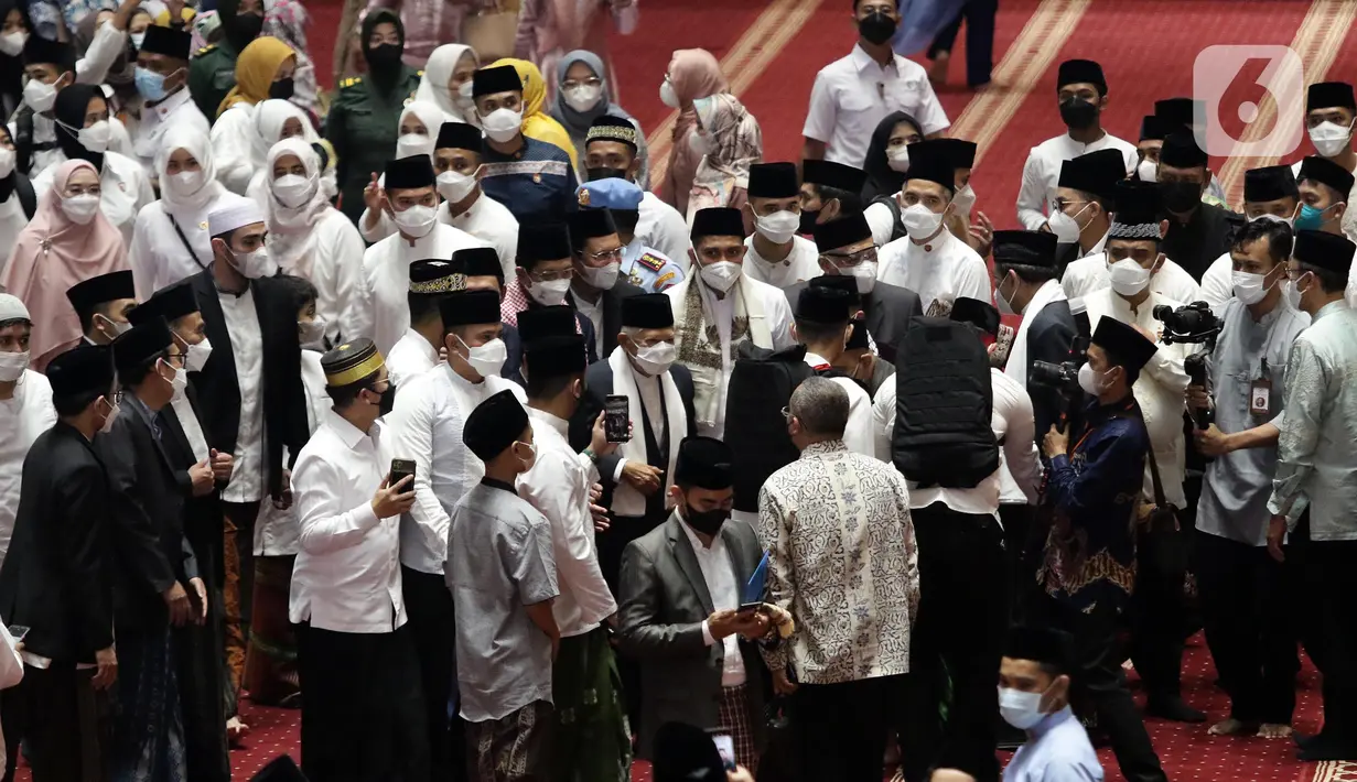 <p>Wakil Presiden RI, Ma’ruf Amin (tengah) bersiap meninggalkan Masjid Istiqlal, Jakarta, Senin (2/5/2022). Bersama ribuan umat muslim, Wapres Ma’ruf Amin melaksanakan sholat Idul Fitri 1443 H dengan penuh khidmat. (Liputan6.com/Helmi Fithriansyah)</p>
