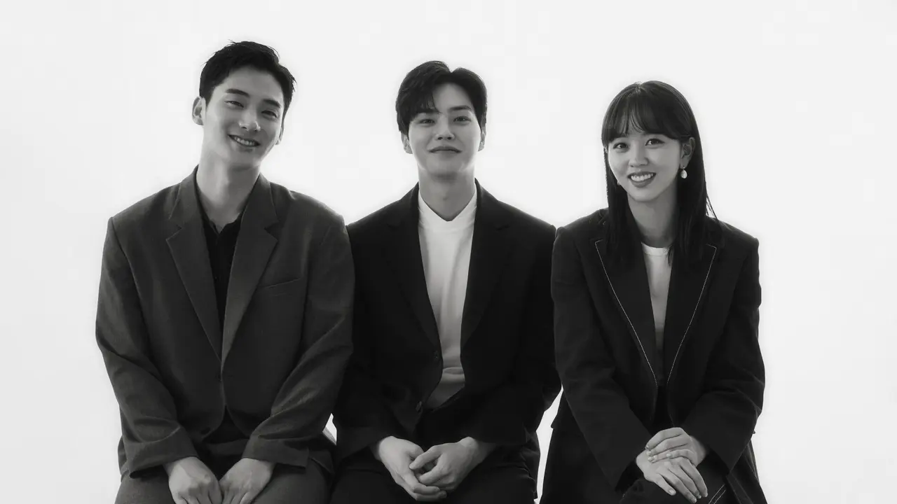 Pemain Love Alarm, Jung Ga Ram, Song Kang, dan Kim So Hyun. (Foto: Netflix)