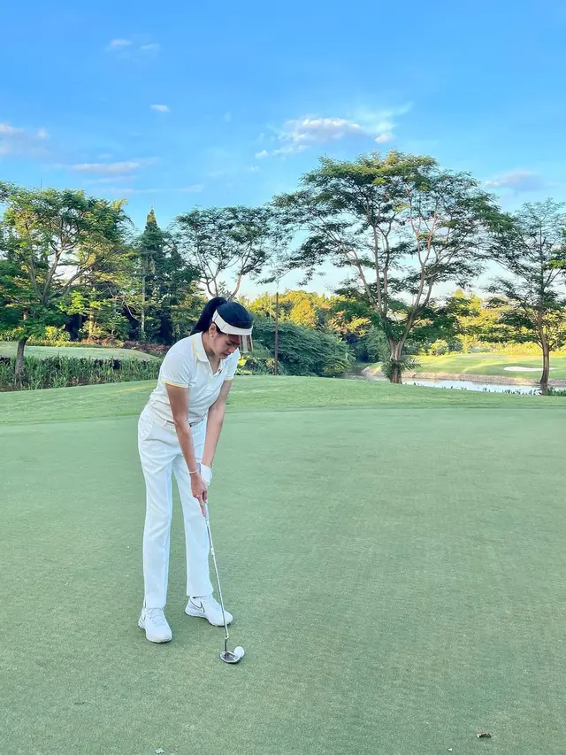 7 Gaya Donna Harun saat Main Golf, Banjir Pujian
