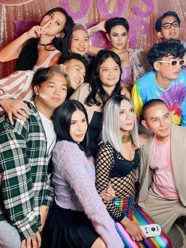 7 Potret Nyentrik Aming di Pesta Ulang Tahun Nikita Mirzani, Bikin Pangling