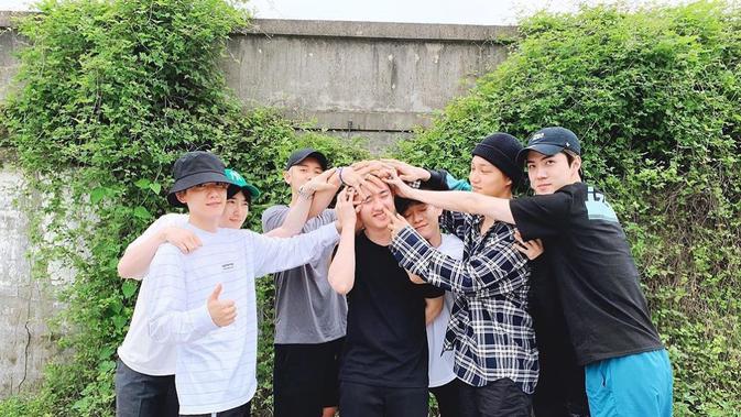 EXO melepas D.O berangkat wamil. (Instagram/ kimjuncotton)
