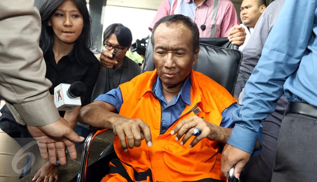 Tersangka dugaan korupsi proyek e-KTP, Sugiharto, keluar dari Gedung KPK, Jakarta, Rabu (19/10). Mengenakan rompi oranye, pejabat pembuat komitmen dalam proyek pengadaan e-KTP ini didorong penyidik masuk ke mobil tahanan. (Liputan6.com/Helmi Afandi)
