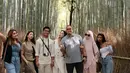 Nyatanya, liburan Arhan dan Azizah di Kyoto tak cuma sekadar liburan keluarga. Namun sahabat dari Azizah turut hadir menemani. Keseruan jalan-jalan bersama di hutan bambu Jepang ini menyita perhatian. (Liputan6.com/IG/arhanazizah.official)