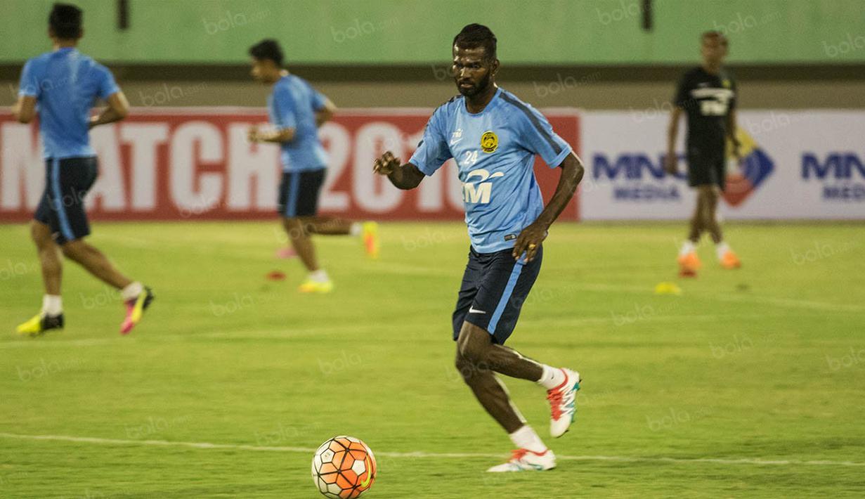 Gelandang timnas Malaysia,Veenod Subramaniam, yang juga merupakan rekan Andik Vermansyah di Selangor FA berlatih jelang laga persahabatan. (Bola.com/Vitalis Yogi Trisna) 
