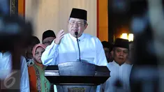 Presiden RI ke-6, Susilo Bambang Yudhoyono (SBY), ditemani sejumlah keluarga dan kerabat, memberikan keterangan pers di kediaman pribadinya di kawasan Kuningan, Jakarta, Selasa (15/2). (Liputan6.com/Angga Yuniar)
