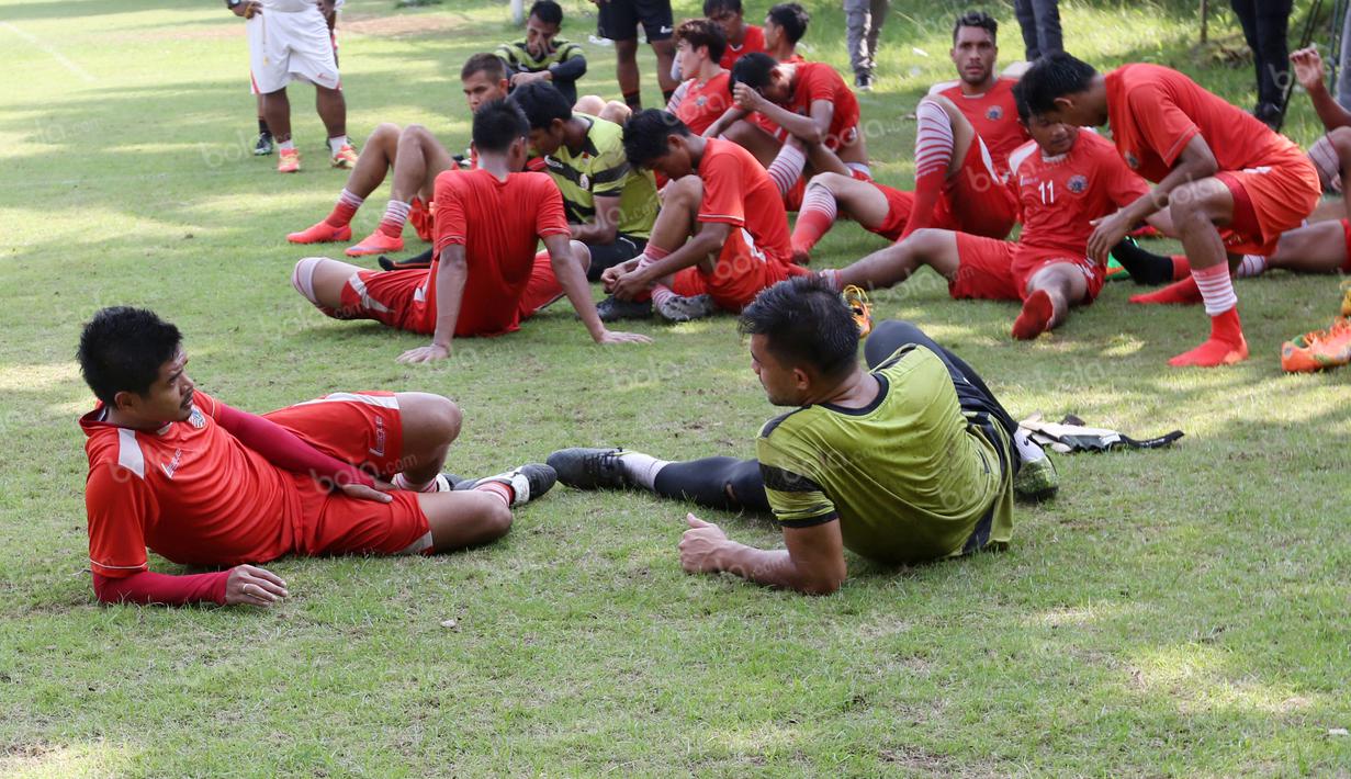 Bambang Pamungkas dan para pemain lainnya bersantai usai latihan di Lapangan Villa 2000, Pamulang, Tangerang Selatan, Senin (25/4/2016). (Bola.com/Nicklas Hanoatubun)