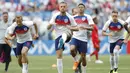 Para pemain Inggris melakukan pemanasan sebelum melawan Panama pada laga grup G Piala Dunia di Stadion Nizhny Novgorod, Nizhny Novgorod, Minggu (24/6/2018). Babak pertama Inggris unggul 5-0 atas Panama. (AP/Antonio Calanni)