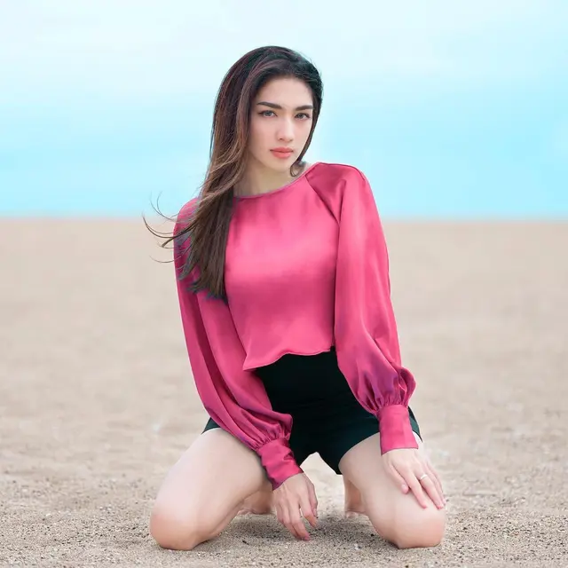 Potret Gaya Penampilan Angel Karamoy di Pantai