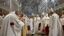 Dengan mengenakan jubah putih, Paus Leo XIV memasuki ke kapel memberikan berkat kepada para kardinal dengan altar berlatar lukisan Michaelangelo, ”Penghakiman Terakhir”. (Handout/Vatican Media/AFP)