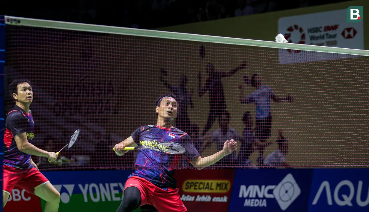 Pebulu tangkis ganda putra Indonesia, Mohammad Ahsan/Hendra Setiawan berusaha mengembalikan kok ke arah pasangan China, Liang Wei Keng/Wang Chang pada babak 16 besar Indonesia Open 2024 di Istora Senayan, Jakarta, Kamis (06/06/2024). (Bola.com/Bagaskara Lazuardi)