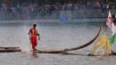 Seorang peserta melakukan atraksi melintasi dalam rangka Festival Cisadane 2015 di Tangerang, Banten, Sabtu (23/5/2015). Sebanyak 100 perahu nusantara menampilkan berbagai pernak-pernik budaya khas nusantara (Liputan6.com/Andrian M Tunay)