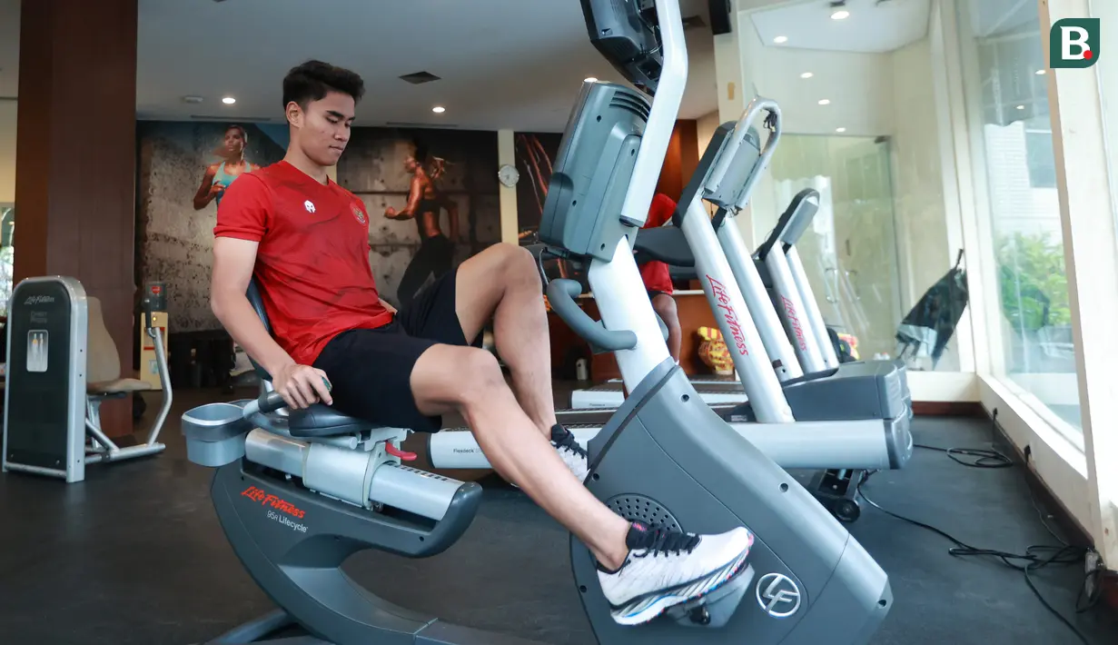 Pemain Timnas Indonesia U-20, Muhammad Ferarri, melakukan latihan di Gym Hotel Sultan, Jakarta, Jumat (24/2/2023). Timnas Indonesia U-20 sendiri tergabung di Grup A bersama Uzbekistan U-20, Suriah U-20, dan Irak U-20. (Bola.com/M Iqbal Ichsan)