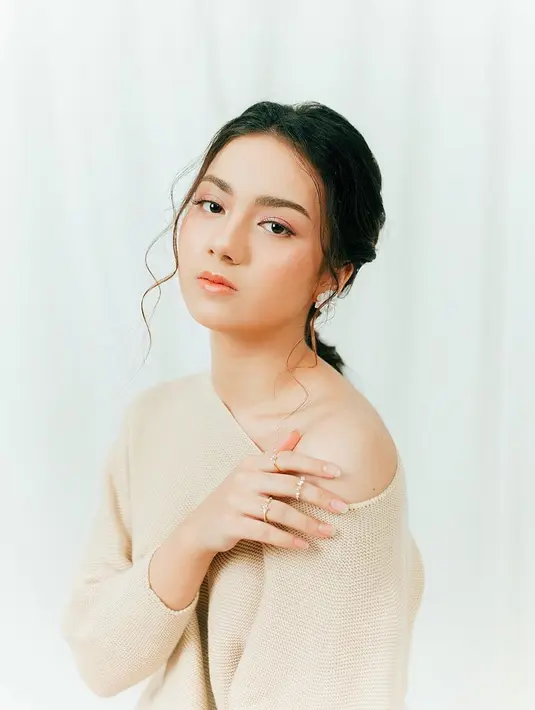 Memesona dengan polesan makeup natural, Ersya Aurelia sukses bikin pangling. Baju off shouder tanpa motif warna cream yang dikenakannya membuat penampilannya kalem. Tatanan rambut menarik hingga anting bunga warna putih di telinganya mendukung penampilannya jadi makin menawan. (Liputan6.com/IG/@ersyaurel)