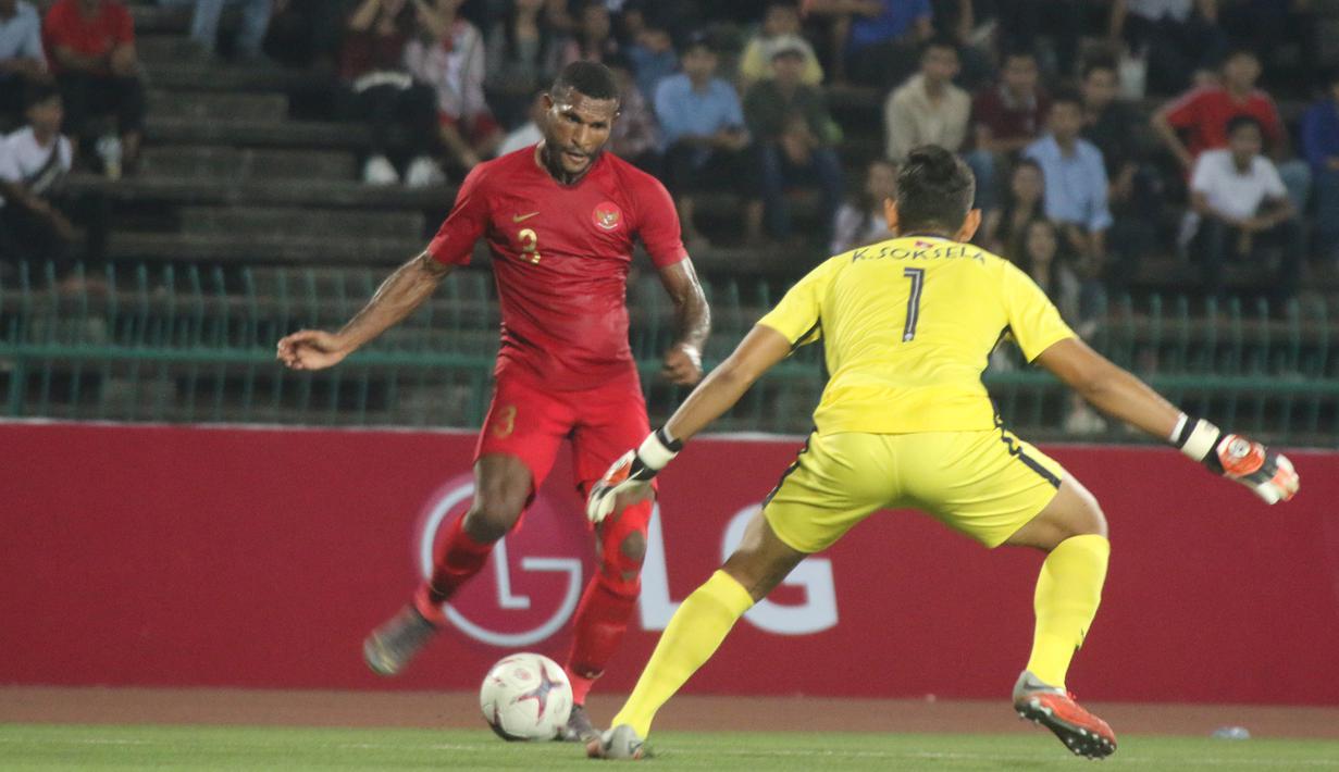 Striker Timnas Indonesia U-22, Marinus Wanewar, mengontrol bola saat melawan Kamboja U-22 pada laga Piala AFF U-22  di Stadion National Olympic, Phnom Penh, Jumat (22/2). Indonesia menang 2-0 atas Kamboja. (Bola.com/Zulfirdaus Harahap)