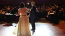 Mike Pence bersama istrinya, Karen Pence berdansa di Indiana Society Ball, Washington, DC. AS (19/1). Di Pemilu AS 2016 lalu, Donald Trump dan Mike Pence mengalahkan pasangan Hillary Clinton dan Tim Kaine. (Spencer Platt/Getty Images/AFP)