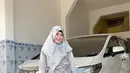 Via Vallen terlihat begitu mempesona saat mengenakan hijab dan baju dengan warna yang senada.(Liputan6.com/IG/@viavallen)