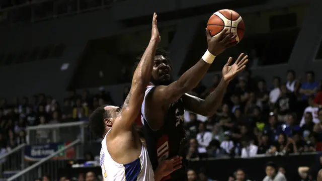 Pebasket Stapac, Savon Goodman, berusaha mencetak poin saat melawan Satria Muda pada laga final IBL 2019. (Bola.com/Yoppy Renato)