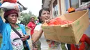 Warga pengungsi Gunung Agung menerima bantuan makanan berupa mi instan dan beras di Posko Pengungsi Rendang, Bali, Sabtu (2/12). Bantuan makanan tersebut berasal dari pemerintah serta donatur. (Liputan6.com/Immanuel Antonius)