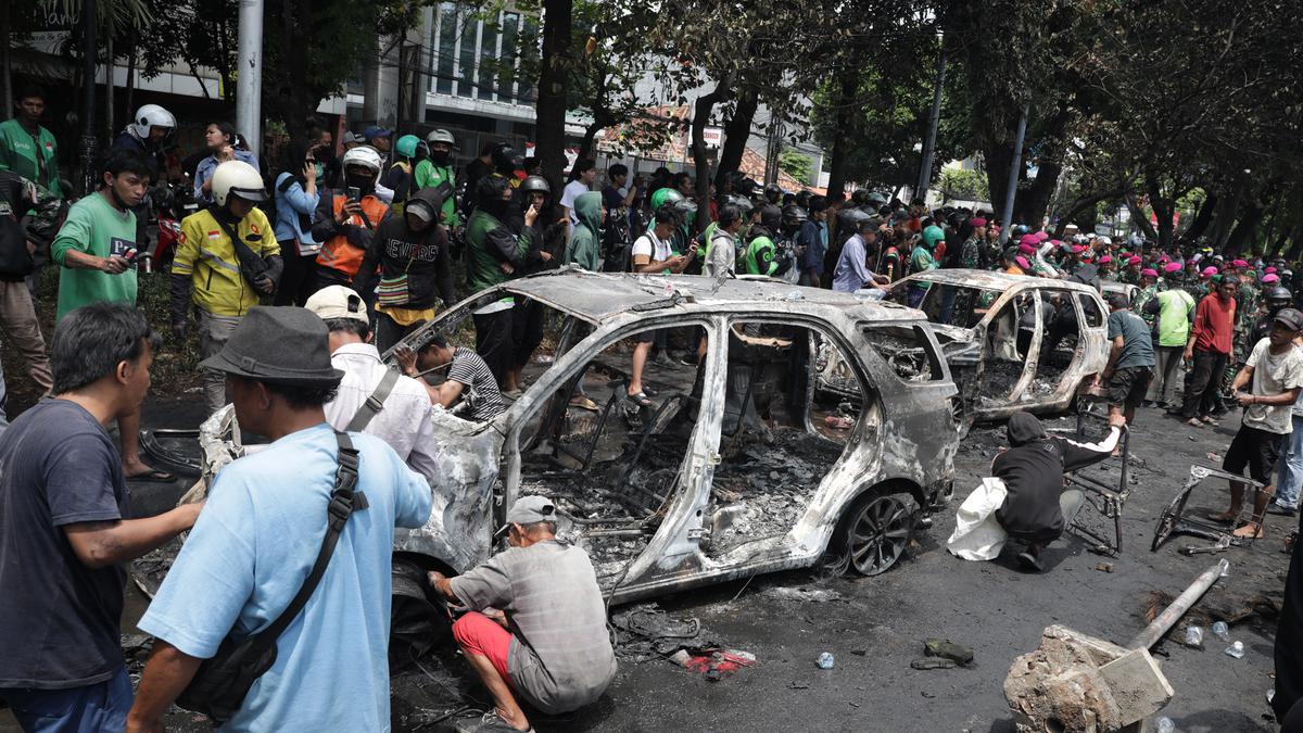 Imbas Ricuh Demo, Begini Penampakan Mobil dan Halte Transjakarta yang Terbakar