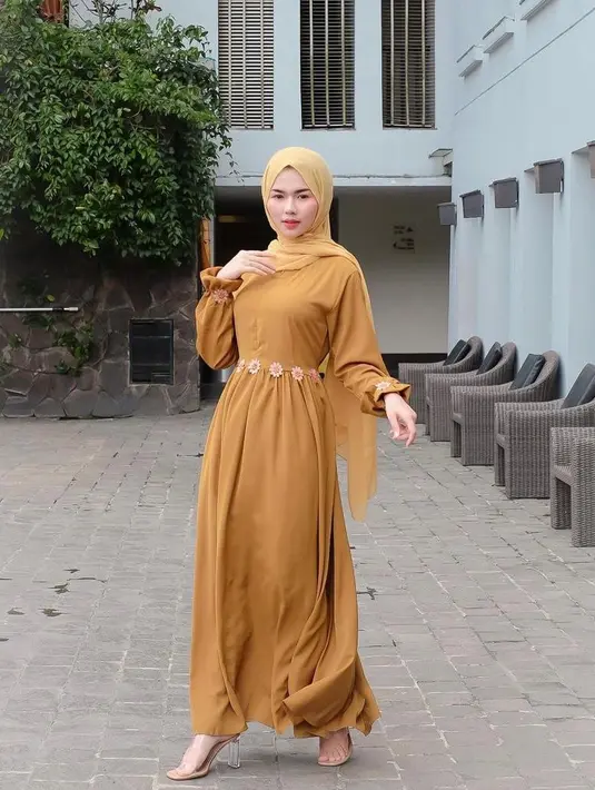 Modis gak melulu ribet, pemakaian gamis dengan aksen belt ini sudah membuat penampilanmu paripurna. (Instagram/nabilrach).