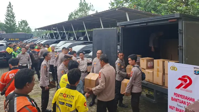Pembagian paket sembako di hari Bhayangkara ke 79 itu diharapkan bisa menguatkan sinergi antara polisi dengan masyarakat. Foto : (Istimewa).
