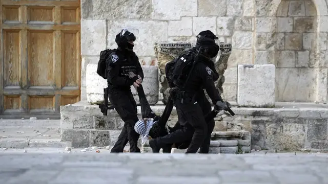 FOTO: Pemuda Palestina dan Polisi Israel Kembali Bentrok di Kompleks Masjid Al Aqsa