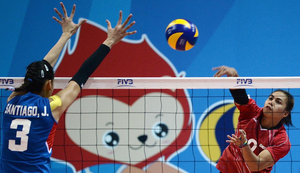 Aprilia Manganang (kanan) merasa bahagia setelah dokter yang memeriksanya memastikan bahwa dirinya berkelamin laki-laki. Penantian panjang selama 20 tahun lebih akhirnya terwujud sudah.  (Foto: AFP/Manan Vatsyayana)