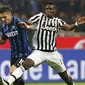 Gelandang Juventus Paul Pogba berduel dengan Jovetic (Reuters)