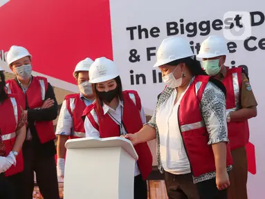 CEO Commercials & Hotels Amantara, Agung Sedayu  Natalia Kusumo (kanan), Wamen Pariwisata dan Ekonomi Kreatif Angela Tanoesoedibja (tengah), dan Indonesia Design District Director Soesilawati (kiri) saat ground breaking Indonesia Design District di PIK 2, Kabupaten Tangerang, Banten, Senin (30/5/2022). (Liputan6.com/Angga Yuniar)